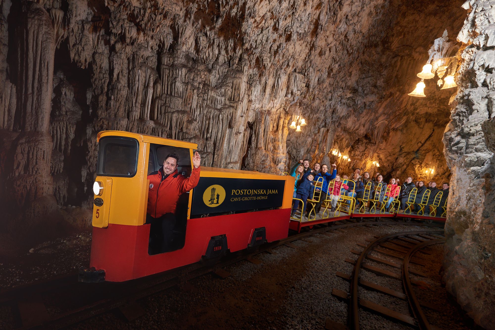 Rijden met een treintje door de grotten in Slovenië